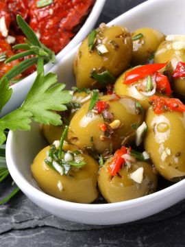 Tapas-Schälchen mit Oliven und Tomaten